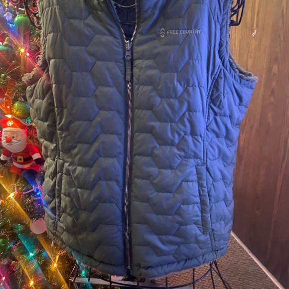 Woman’s reversible Free Country Vest - Picture 5 of 11